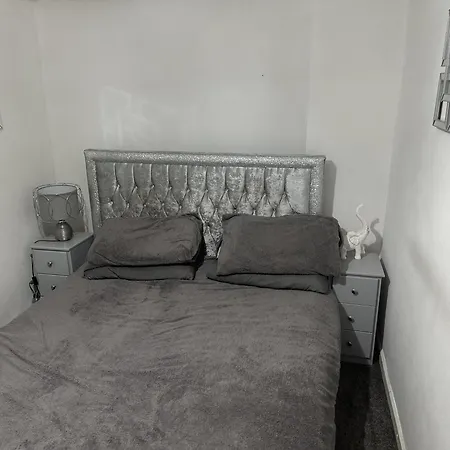 Beautiful 1-bed House In Holiday home *